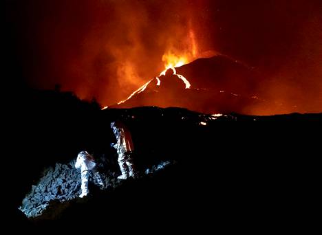 Scientists will follow the development of the lava flow of the volcanic eruption on Saturday in the picture of the Spanish Army Emergency Unit (UME).