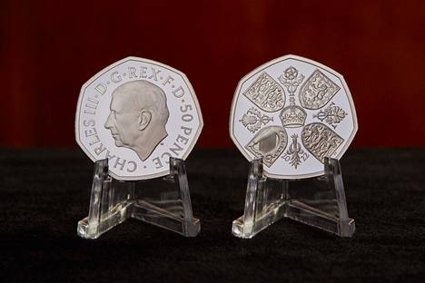 50 pencen kolikossa on kuningas Charlesin kuva ja toisella puolella edesmennyttä kuningatarta kunnioittava kuva.