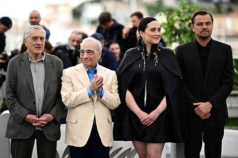 Killers of the Flower Moon -elokuvan Robert De Niro, ohjaaja Martin Scorsese, Lily Gladstone ja Leonardo DiCaprio saapuivat valokuvattaviksi Cannesin elokuvajuhlilla sunnuntaina.