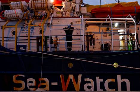 Kansalaisjärjestö Sea watch kertoi pelastaneensa lauantaina 428 ihmistä neljältä eri laivalta. Järjestön pelastuslaiva kuvattuna elokuussa vuonna 2021.