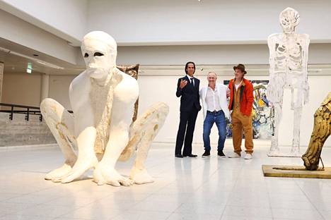 Nick Cave (vas.), Thomas Houseago ja Brad Pitt poseerasivat tiedotustilaisuudessa Sara Hildénin taidemuseossa Tampereella lauantaina.