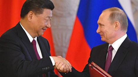 Vladimir Putin matkustaa torstaina Pekingiin tapaamaan Kiinan johtajaa Xi Jinpingiä. He  kättelivät Moskovan Kremlissä heinäkuussa 2017.