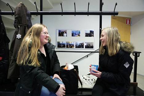 Patricia Vainio (vas.) ja Milja Oravainen sanovat nuorempina kaivanneensa vanhoihin nuorisotiloihin paikkaa, joissa tytöt olisivat voineet viettää yhteistä aikaa rauhassa hälinältä.