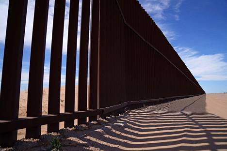 Kuva Yhdysvaltojen ja Meksikon välisestä rajamuurista Kalifornian osavaltiossa sijaitsevassa Calexicossa 8. huhtikuuta 2021.