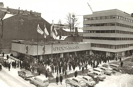 Tampereella eilen avattu tavaratalo. Uusi rakennus on yhdistetty 8 vuotta vanhaan myymälään maanalaisella käytävällä. Sijaintinsa ansiosta rakennus ristittiin kulmataloksi. Se on myös Tampereen ensimmäinen liiketalo, jossa on otettu käyttöön autojen pysäköinti rakennuksen katolle.