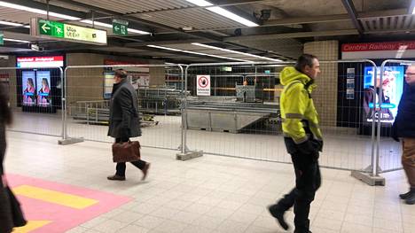 Työmaa-aidat ilmestyivät Rautatientorin metroasemalle maaliskuun alussa. Valmistelevia töitä on tehty eri puolilla metroasemaa kesän liikennekatkon pohjaksi.