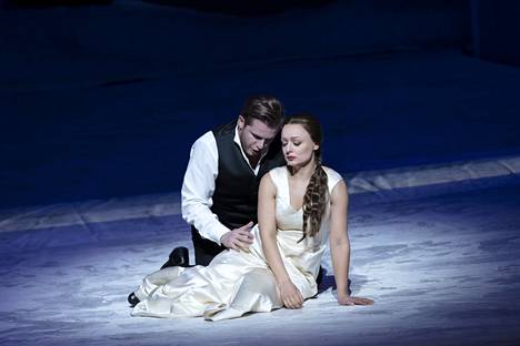 Ukrainian Yurij Samoilov was Yevgeny Onegin and Lithuanian Aistė Piliba sang the role of Tatiana in the National Opera's performance on the day of Alexei Navalny's death.