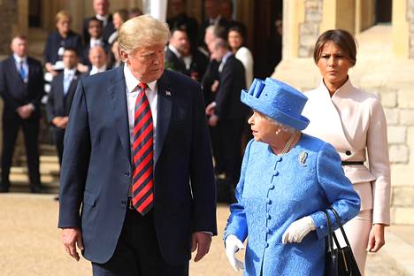 Kuningatar Elisabet keskusteli presidentti Donald Trumpin kanssa Windsorin linnan tervetuliaisseremoniassa heinäkuussa 2018. Rouva Melania Trump seurasi perässä.