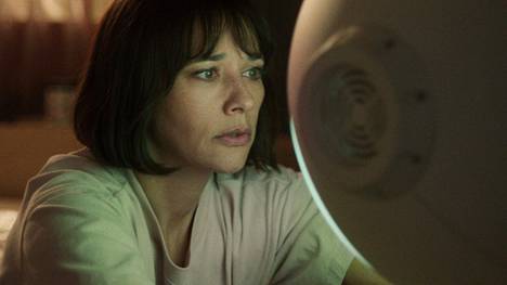 Rashida Jones, who plays the main role, is at home in her role. The mischievous light of the smiling robot, the ubiquitous technology and cultural differences only emphasize Suzie's loneliness.