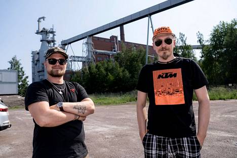 Julius Tepponen and Rasmus Roito left the factory for home.  The information session interrupted Roito's vacation.
