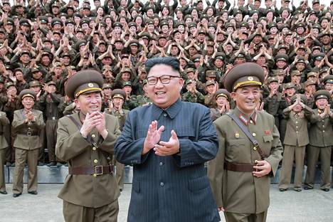 Kim Jong-un esiintyy mielellään suosiotaan osoittavan yleisön edessä. Tämä Pohjois-Korean uutistoimiston kuva jaettiin kuvatoimistoille elokuun puolivälissä.
