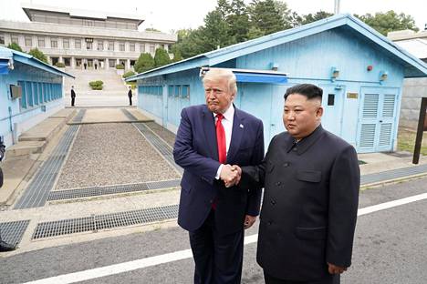 Donald Trump ja Kim Jong Un tapasivat demilitarisoidulla vyöhykkeellä.