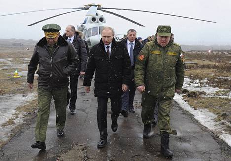 Presidentti Vladimir Putin ja puolustusministeri Sergei Šoigu (vas.) vierailivat Pietarin lähistöllä sijaitsevan Kirillovin ampuma-alueella keväällä 2014 järjestettyjen sotaharjoitusten aikana.