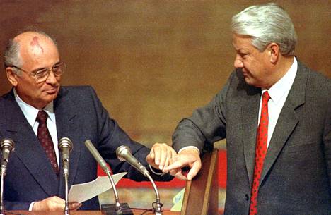 Neuvostoliiton kommunistisen puolueen viimeinen pääsihteeri Mihail Gorbatšov ja Venäjän ensimmäinen presidentti Boris Jeltsin Moskovassa 23. elokuuta 1991.