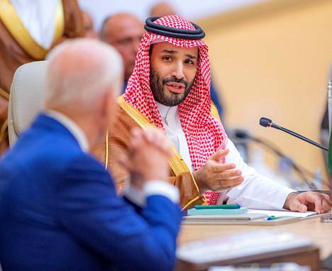 Kruununprinssi Mohammed bin Salman puhui Yhdysvaltain presidentti Joe Bidenille Saudi-Arabian lauantaina 16. heinäkuuta jakamassa lehdistökuvassa.