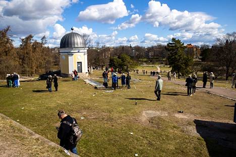 Helsingin Kaivopuistossa vietettiin viime vuonna vappupäivää selvästi totuttua hiljaisemmin.