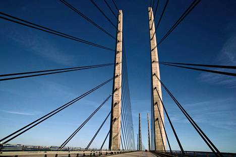 Lähes kahdeksan kilometriä pitkä Juutinrauman silta johtaa Ruotsin Malmöstä Tanskan Kööpenhaminaan.