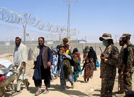 Afganistanista pakenevat ihmiset ylittivät Afganistanin ja Pakistanin välistä rajaa torstaina. Pakistan ja Iran ovat perustaneet rajoilleen väliaikaisia pakolaisleirejä Afganistanista pakeneville. 
