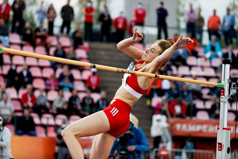 Ella Junnila on korkeushypyn SE-nainen tuloksella 196 senttiä. 
