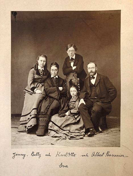 Albert ja Betty Bonnier lapsineen. Vasemmalla Jenny, takana isänsä seuraajaksi kasvanut Karl Otto ja edessä Eva Bonnier, josta tuli merkittävä taidemaalari. – Kirjan kuvitusta.