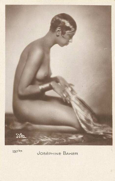 Pariisiin asettunut yhdysvaltalainen tanssija Josephine Baker oli Madame d’Oran mallina vuonna 1925.  Näyttelyyn kuuluvassa vihkossa on tiiviit elämäkerrat 16:sta valokuvaajan tunnetusta mallista. Bakerin yhteydessä mainitaan myös hänen menneisyytensä vakoojana. Ansioistaan vastarintaliikkeessä ja ihmisoikeuksien puolesta Bakerille myönnettiin vuonna 2021 paikka Panthéonissa, ensimmäisenä mustana naisena.