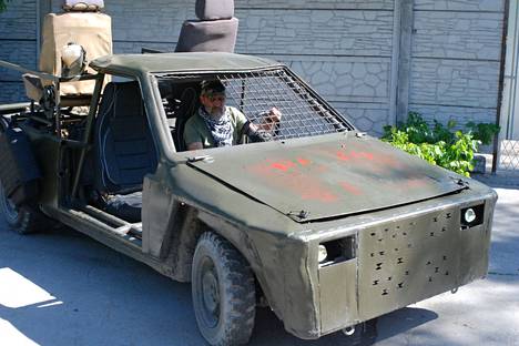 Ukrainalaisen sotilaan mukaan autosta rakennetun taistelu­ajoneuvon paras ominaisuus on, että siitä voi ampua joka suuntaan. Hän testasi ralliautosta muokattua taistelu­ajoneuvoa 15. kesäkuuta Zaporižžjassa.