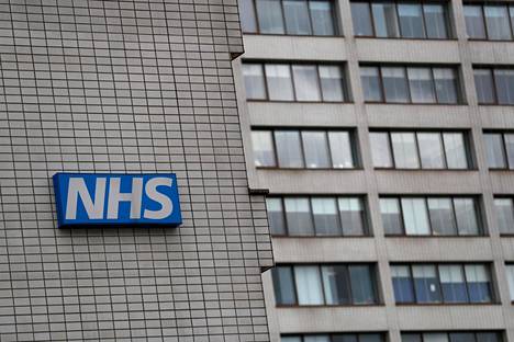 NHS:n eli Britannian terveydenhuoltojärjestelmän tunnus St. Thomasin sairaalan ulkoseinässä Lontoossa.