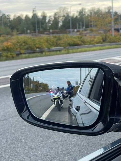Kari Hänninen katseli sivupeilistä, kun moottoripyöräpoliisi kirjoitti hänelle huomautusta Espoon Tapiolassa.
