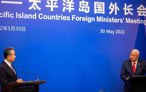 Kiinan ulkoministeri Wang Yi (vas.) on ollut vierailulla Fidžin pääkaupungissa Suvassa. Fidžin pääministeri Frank Bainimaraman (oik.) mukaan uusia alueellisia sopimuksia ei tehdä ennen kuin laajempi yhteisymmärrys on saavutettu.
