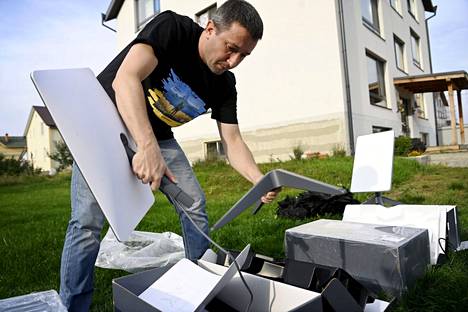 Vapaaehtoistyötä tekevä it-työntekijä Svjatoslav Potjejenko valmisteli Starlink-päätteitä käyttäjille lähetettäväksi Kiovan esikaupunkialueella Ukrainassa 30. syyskuuta.