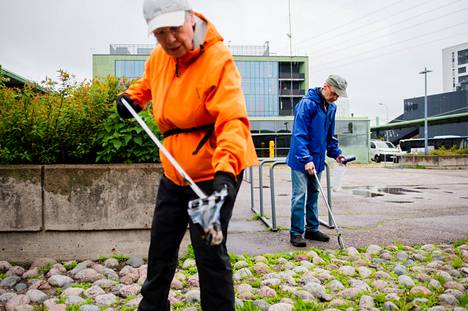 Tuula-Maria Ahonen ja Jari Peltoranta haluavat puhdistaa Herttoniemen metroaseman ympäristön tupakantumpeista ja muista roskista. He käyvät alueella kolme neljä kertaa viikossa siivoamassa.