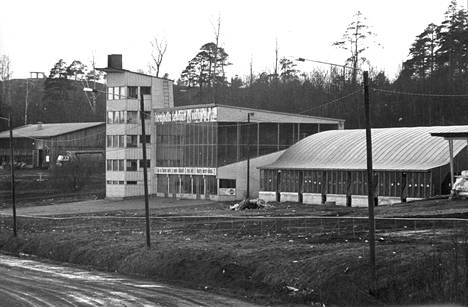 Käpylän raviradan katsomoon valmistui lasiseinä 1970-luvulla. Kuva vuodelta 1973.