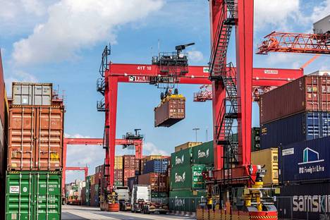 Lastinkäsittelylaitevalmistaja Cargotecin Kalmar-liiketoiminta-alueen toimittamia satamalaitteita Dublinin satamassa Irlannissa. 