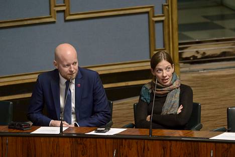 Vasemmistoliiton eduskuntaryhmän puheenjohtaja Jussi Saramo ja puolueen puheenjohtaja Li Andersson kuvattiin eduskunnassa keskiviikkona.