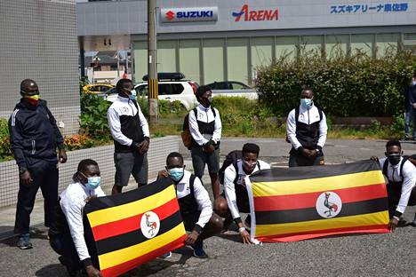 Ensimmäiset ugandalaiset olympiaurheilijat saapuivat Japaniin viime viikon lauantaina. Yhdeksän henkilön kokoisesta ryhmästä on löytynyt kaksi koronatartuntaa, joista yksi jo lentoasemalla. Kahdeksan hotellille päässyttä joukkueen jäsentä poseerasivat lauantaina medialle maansa lippujen kanssa.