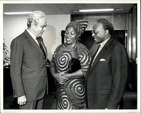 Juuri nobelistiksi valittu Desmond Tutu ja hänen puolisonsa Leah Tutu kävivät tapaamassa YK:n pääsihteeriä Javier Perez de Cuellaria New Yorkissa lokakuussa 1984.