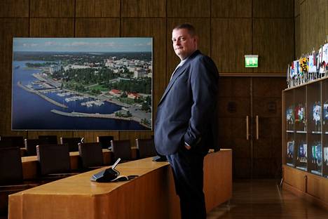 Kemin kaupunginjohtaja Matti Ruotsalainen kiinnittää huomiota siihen, miten nopealla aikataululla tehdasinvestointi syntyi.