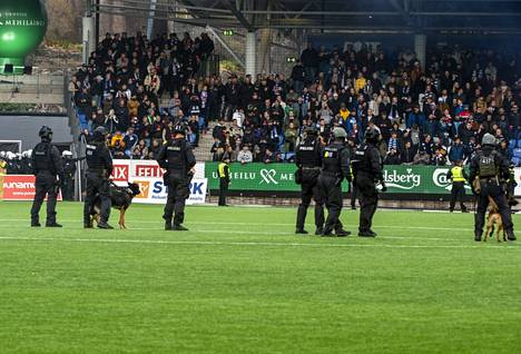 Mellakkavarusteisiin pukeutuneet poliisit tulivat Stadin derbyn ensimmäisen puoliajan puolivälissä kentälle. 