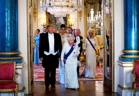 Yhdysvaltain presidentti Donald Trump saapui juhlaillalliselle Britannian kuningattaren Elisabetin kanssa.