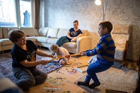 Katya Nazimoba ja Aljona Ljaljuk viihdyttävät lapsiaan Violata Grishenkonia ja Andrei Kuzerenkoa. Pitkät päivät lasten kanssa kotona vaativat luovuutta. 