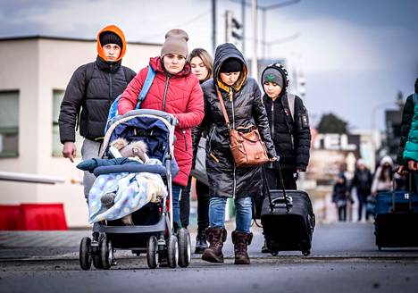 Ukrainasta saapui kävellen pakolaisia puolalaiselle rajanylityspaikalle Przemyslin lähistöllä lauantaina.
