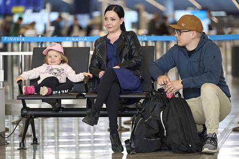 Seinäjokelainen perhe Alissa Keskinen (vas.), Sofia Ulvila ja Mikko Keskinen matkustavat niin, että aikataulut sopivat lapsen rytmiin.