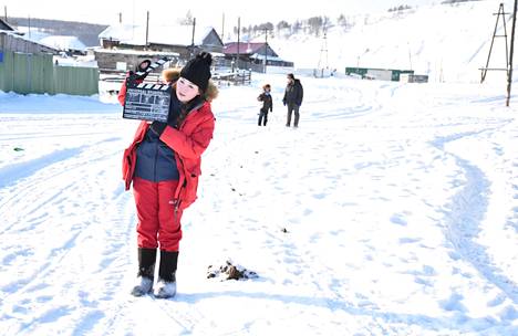 Sardaana Grijorjevan elokuvaa kuvattiin lumisissa oloissa. Klaffia käyttää kuvausassistentti Katja Djatškovskaja.
