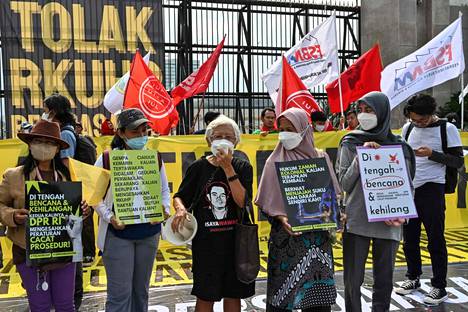 Ihmiset osoittivat mieltään uusia lakimuutoksia vastaan Indonesian pääkaupungissa Jakartassa maanantaina. 