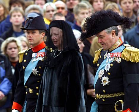 Kruununprinssi Fredrik ja kuningatarpari Tanskan kuningataräidin Ingridin hautajaisissa vuonna 2000.