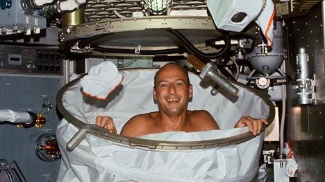 Skylab 2 -lennon komentaja Charles Conrad on kuvassa avaruusaseman suihkussa.