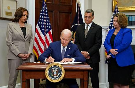 Yhdysvaltain presidentti Joe Biden on luvannut taistella naisten oikeuksien puolesta. Kuvassa Biden allekirjoittaa presidentin asetusta 8. heinäkuuta. Hänen takanaan ovat varapresidentti Kamala Harris (vas.), terveysministeri Xavier Becerra ja apulais­oikeuskansleri Lisa Monaco.