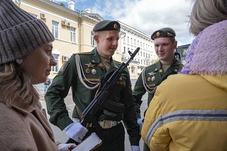 Venäjän asevoimien ohjusjoukkojen kadetit Vitali ja Valeri osallistuivat paraatiin ensimmäistä kertaa. ”Oli todella siistiä”, he kommentoivat kenraaliharjoituksen jälkeen.