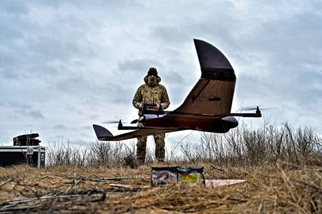 Ukrainalainen sotilas harjoitteli lennokin käyttöä Zaporižžjassa joulukuussa.