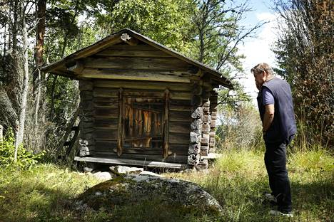 Herra Huulla (pikkukuva alla) on Hannu Mäkelän kodin pihapiirissä Nummi-Pusulan kylässä Sitarlassa oma asumus, vanha aitta.